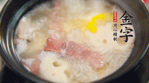 出鍋前加適量鹽調(diào)味，撒香菜點(diǎn)綴就可以啦。