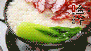 5分鐘后，在鍋邊用勺子淋一圈少少的油。打雞蛋，放青菜，把調(diào)好的醬汁倒入。（在米飯周圍用小勺沿著鍋邊淋上一圈油，是為了吃到地道的鍋巴。這個過程可以稍微轉(zhuǎn)動下鍋，使四壁受熱均勻。）