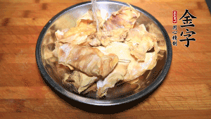 筍干冷水泡發(fā)至軟，切成小段，生姜切成片備用。