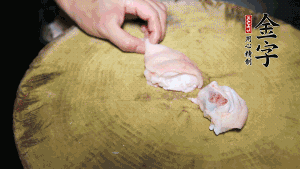 新鮮豬蹄切成塊狀，冷水入鍋，加姜片、黃酒汆燙3分鐘，出鍋后洗凈。（要先將豬蹄的蹄甲和毛處理干凈，如果有毛扎扎的感覺，非常影響口感。大火燒開后，撇去血沫，要多撇幾遍至干凈，這樣才可使湯色更鮮亮、清淡不油膩。）