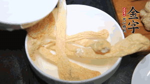 竹蓀淡鹽水泡發(fā)后，剪去菌蓋頭（封閉的一端），切成小段。生姜切片，蔥切段備用。