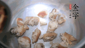 煎至兩面略金黃時，加適量熱水燉至奶白。