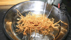 蟲草花用涼水浸泡10分鐘，干香菇溫水泡發(fā)至軟去蒂備用。蓮子、紅棗也可一同清洗干凈。