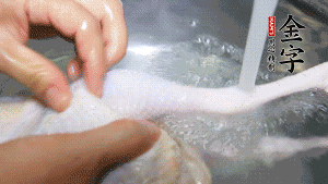 土雞處理干凈。（如果買不到土雞，一般的雞也是可以的，不過需要汆水。溫水下鍋汆燙7分鐘左右，汆燙時需要適時翻動。汆燙雞肉是為了去掉生腥味，也是一次徹底清潔的過程，可以使燉出的湯清爽而不渾濁，鮮香而無異味）