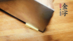 將雞、生姜片、火腿片放入砂鍋中，注入清水淹沒雞身。（燉湯最適宜冷水下鍋，隨著水溫的慢慢升高，原料會充分釋放出營養(yǎng)。）