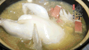 煮沸時加入蟲草花、香菇、紅棗，以料酒調(diào)味繼續(xù)小火燉煮1小時左右。