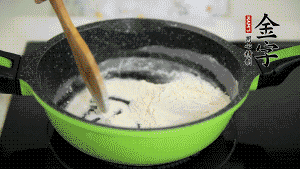 【月餅餡】3．把面粉放入干凈的炒鍋，小火加熱不斷翻炒，至呈微黃色熟透。在腌漬好的火腿丁中加熟面粉，拌勻后，加黃油拌勻揉搓成12個(gè)小球，放冰箱冷藏備用。