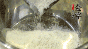 【油皮】1．將油皮材料放入料盆中，緩緩加100ml水，攪拌成雪花片狀。在案板上反復(fù)揉搓成有一定筋度的光潔面團(tuán)，搓成12個(gè)團(tuán)子。