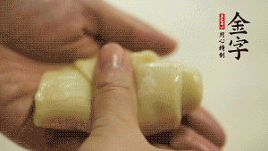 【包月餅】1．面劑兩頭向中間捏緊， 把光滑一面向下，按扁后搟成圓形面皮。餡料放在面皮中心，把餡料包緊，捏緊收口。