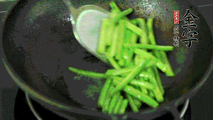 鍋中倒油，油溫7成熱時，放入四季豆煸炒至變色，然后放入香腸均勻翻炒，加少許清水燜煮1分鐘。