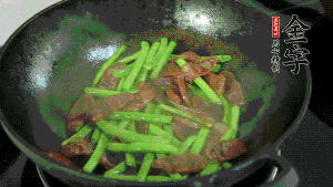 然后再加入鮮蓮子一起翻炒，至熟后加少許鹽調(diào)味就可以了。