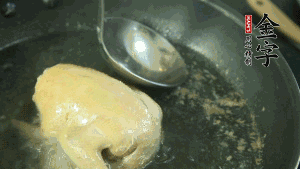 鴿子去毛和內(nèi)臟，處理干凈。大火燒開鍋中的水，放入鴿子汆燙3分鐘，撇清血沫，撈出備用。（為了保證湯色純正，肉類在煲制前要先去除殘留的血水，煲湯時(shí)一定要冷水下鍋，這樣肉里的蛋白質(zhì)才可以充分地溶解到湯里，湯的味道才會(huì)鮮美。）