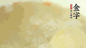 然后再放紅棗、枸杞，調(diào)和湯品味道，小火燉煮1小時(shí)。