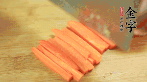 洋蔥、青椒、胡蘿卜切成粒備用。