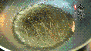 熱油起鍋，依次放入胡蘿卜粒、青椒粒、洋蔥粒煸炒均勻。