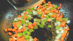 以耗油、料酒調(diào)味，加適量清水燜煮。