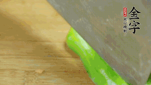 大蒜切成小段，青椒去籽滾刀切成塊。