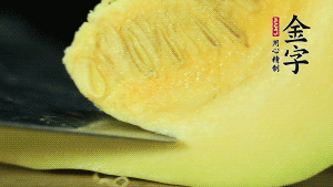 胡蘿卜切滾刀塊，小南瓜取一半去籽去皮切塊備用。