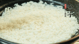 浸泡后的大米加入2湯匙生抽、1湯匙老抽調(diào)味。