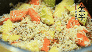 加入切好的胡蘿卜塊和南瓜塊、鹵牛肉塊攪拌均勻。放入電飯煲，按“煮飯模式”。