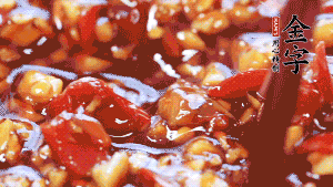 加入蒜末后攪拌均勻，讓每一種味道更加融合。(這個(gè)醬汁是不是看起來很誘人啊^_^)