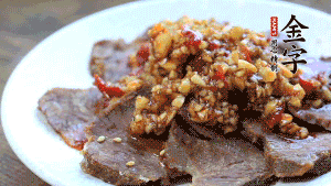 最后把醬汁淋到牛肉上即可，撒上芝麻、香菜。也可以把牛肉和醬汁攪拌均勻，讓牛肉與醬汁更加入味。