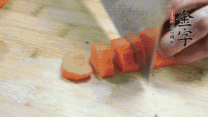 食材洗凈后，胡蘿卜切成塊，鮮香菇切成十字花刀備用。