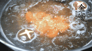 將烏冬面放入調(diào)好味的面湯中一起煮熟。（選擇烏冬面的原因，第一是因?yàn)椴锁B(niǎo)也能很好地做出成品，而不用擔(dān)心會(huì)糊鍋或者黏在一起；第二是因?yàn)榘咨拿鏃l，在夏天看起來(lái)更有食欲。）