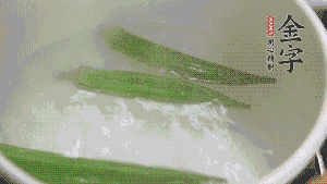 在煮面湯時(shí)，就可以做其他步驟了。比如把秋葵汆水，橫切成星星造型；雞蛋煮熟，切成兩半；黃瓜切成絲。