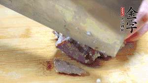 金字鹵牛肉打開(kāi)包裝，把牛肉切成片狀。（眼見(jiàn)為實(shí)，用一整塊牛肉鹵制的鹵牛肉哦，牛肉的香氣感覺(jué)撲鼻而來(lái)有木有！?。。?>
					</div>
					<span>步驟 6/7</span>
					<p>金字鹵牛肉打開(kāi)包裝，把牛肉切成片狀。（眼見(jiàn)為實(shí)，用一整塊牛肉鹵制的鹵牛肉哦，牛肉的香氣感覺(jué)撲鼻而來(lái)有木有?。。。?/p>
				</li><li>
					<div   id=