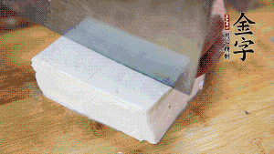 豆腐切成小塊，臘肉切成薄片，辣椒切成小圈。