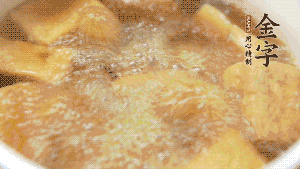 另起一個湯鍋，倒入適量清水，加入炸好的豆腐塊。待水沸騰后，加入臘肉，用生抽、料酒、火腿高湯調味。燉煮至臘肉熟透，加辣椒圈增加點辣味。（調料可以根據(jù)個人口味適當調整，火腿高湯能夠讓湯汁更加層次豐富。）