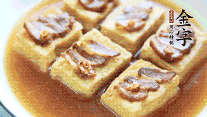 裝盤時，撒上蔥花裝飾。