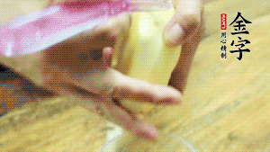 將食材洗凈，茄子、土豆切滾刀塊。