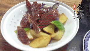 加少量生抽、鹽、糖、雞精調(diào)味，炒熟出鍋即可。