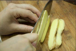 火腿切片，生姜切片。