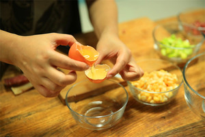 雞蛋蛋白和蛋黃分開，把蛋黃打散。