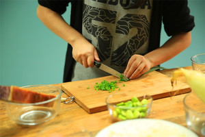 當(dāng)然，如果你愛吃蔥，可以切點(diǎn)蔥花加入。