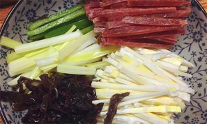 黑木耳泡發(fā)，黑木耳、韭黃、雷筍、青椒切成絲。