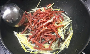 火腿絲、筍絲、黑木耳絲汆水后，瀝干。