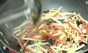 起油鍋，蒜茸煸香，倒入所有食材，加料酒翻炒至熟即可。