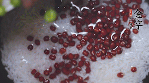 將炒好的食材和大米、紅豆一起放進電飯鍋煮。