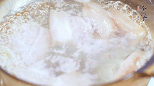 五花肉切塊，加姜片焯水備用。