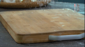 【面皮】3.案板撒點糯米粉，將面團搓成均勻的小團子。