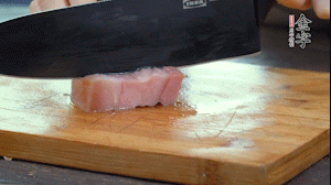 【餡料】1.金字淡咸肉加姜片料酒焯水，春筍焯水后切成小丁。