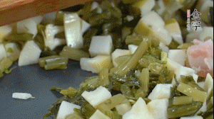 【餡料】2.鍋中油8成熱時，依次放入春筍、雪菜、淡咸肉，翻炒出香味。