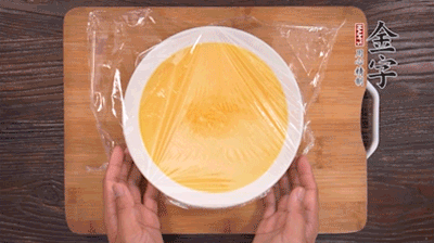 去除雞蛋液浮沫后，沸水上鍋蒸6分鐘。