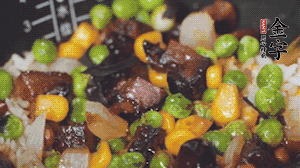 出鍋前加蠔油、生抽調(diào)味，撒點熟白芝麻即可。