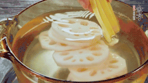 把藕和土豆焯水至八成熟，盛出瀝干水分。