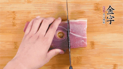 金字火腿切片，老豆腐切成塊，海鮮菇洗凈。